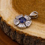 گردنبند یاقوت کبود الماس تراش نقره زنانه طرح رایکا - Image 3