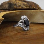 انگشتر یاقوت کبود الماس تراش نقره زنانه طرح لیانا - Image 2