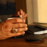 انگشتر عقیق سرخ یمنی نقره دست ساز مردانه طرح دور طلایی داریوش - Image 2