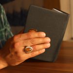 انگشتر عقیق سرخ یمنی نقره دست ساز مردانه طرح دور طلایی داریوش - Image 4