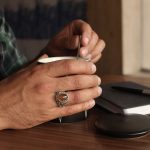 انگشتر عقیق سرخ یمنی نقره دست ساز مردانه طرح کسری - Image 4