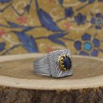 انگشتر یاقوت کبود الماس تراش نقره مردانه دست ساز طرح کاووس - Image 2