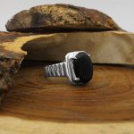 انگشتر عقیق مشکی یمنی نقره مردانه طرح ماناد - Image 2