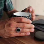 انگشتر عقیق مشکی یمنی نقره مردانه طرح ماناد - Image 4