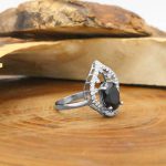 انگشتر یاقوت کبود الماس تراش نقره زنانه طرح لیزا - Image 3