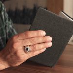 انگشتر یاقوت کبود الماس تراش نقره مردانه دست ساز طرح مهرنیا + ۴ قطعه برلیان - Image 2