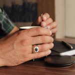 انگشتر یاقوت کبود الماس تراش نقره مردانه دست ساز طرح مهرنیا + ۴ قطعه برلیان - Image 3