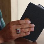 انگشتر یاقوت سرخ الماس تراش نقره مردانه دست ساز طرح دور طلایی کارن - Image 4