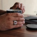 انگشتر یاقوت سرخ الماس تراش نقره مردانه دست ساز طرح دور طلایی کارن - Image 3