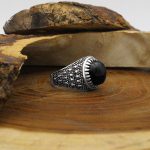 انگشتر عقیق مشکی یمنی نقره مردانه طرح نیکان - Image 2