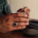 انگشتر عقیق مشکی یمنی نقره مردانه طرح نیکان - Image 4