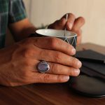 انگشتر عقیق کبود یمنی نقره مردانه طرح میراث - Image 4