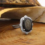 انگشتر عقیق مشکی نقره زنانه طرح ساناز + حرز امام جواد (ع) + آیت الکرسی - Image 2