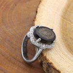 انگشتر عقیق مشکی نقره زنانه طرح ساناز + حرز امام جواد (ع) + آیت الکرسی - Image 3