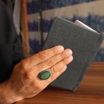 انگشتر عقیق سبز نقره مردانه طرح صنوبر + حرز امام جواد (ع) + آیت الکرسی - Image 3