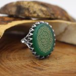 انگشتر عقیق سبز نقره مردانه طرح صنوبر + حرز امام جواد (ع) + آیت الکرسی - Image 2