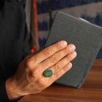 انگشتر عقیق سبز نقره مردانه طرح سپیدار + حرز امام جواد (ع) + آیت الکرسی - Image 3