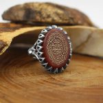 انگشتر عقیق سرخ نقره مردانه طرح اسماعیل + حرز امام جواد (ع) + آیت الکرسی - Image 2