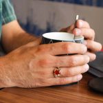 انگشتر عقیق سرخ یمنی نقره دست ساز مردانه طرح شهپر - Image 4