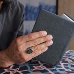 انگشتر عقیق مشکی نقره مردانه طرح کسری + حرز امام جواد (ع) + آیت الکرسی - Image 3