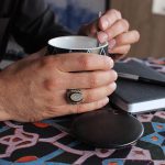 انگشتر عقیق مشکی نقره مردانه طرح کسری + حرز امام جواد (ع) + آیت الکرسی - Image 4