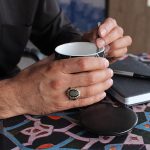 انگشتر عقیق مشکی نقره مردانه طرح کیوان + حرز امام جواد (ع) + آیت الکرسی - Image 4