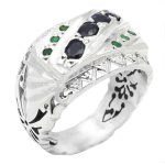 انگشتر یاقوت کبود الماس تراش نقره مردانه دست ساز طرح سلیمان + ۶ قطعه زمرد