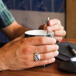 انگشتر یاقوت کبود الماس تراش نقره مردانه دست ساز طرح سلیمان + ۶ قطعه زمرد - Image 3