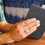 انگشتر یاقوت کبود الماس تراش نقره مردانه دست ساز طرح سلیمان + ۶ قطعه زمرد - Image 4