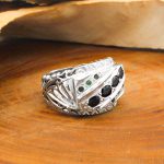 انگشتر یاقوت کبود الماس تراش نقره مردانه دست ساز طرح سلیمان + ۶ قطعه زمرد - Image 2