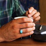 انگشتر فیروزه نیشابوری نقره مردانه دست ساز طرح منصور + ۱۶ قطعه یاقوت سرخ - Image 3