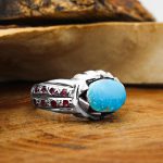 انگشتر فیروزه نیشابوری نقره مردانه دست ساز طرح منصور + ۱۶ قطعه یاقوت سرخ - Image 2