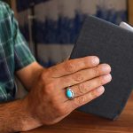 انگشتر فیروزه نیشابوری نقره مردانه دست ساز طرح منصور + ۱۶ قطعه یاقوت سرخ - Image 4