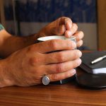 انگشتر عقیق کبود نقره مردانه طرح نماز - Image 4