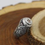 انگشتر حرز امام جواد (ع) نقره مردانه دست ساز طرح قلم زنی فاخر نجم - Image 2