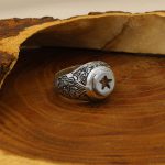 انگشتر حرز امام جواد (ع) نقره مردانه دست ساز طرح قلم زنی فاخر نجم - Image 3