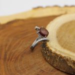 انگشتر عقیق سرخ نقره زنانه طرح فائزه + حرز امام جواد (ع) + آیت الکرسی - Image 2