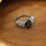 انگشتر عقیق مشکی نقره زنانه طرح پرستو + حرز امام جواد (ع) + آیت الکرسی - Image 2