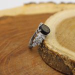 انگشتر عقیق مشکی نقره زنانه طرح پرستو + حرز امام جواد (ع) + آیت الکرسی - Image 3