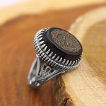 انگشتر عقیق مشکی نقره مردانه طرح سردار دلها + حرز امام جواد (ع) + آیت الکرسی - Image 2