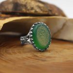 انگشتر عقیق سبز نقره مردانه و زنانه طرح ستار متوسط + حرز امام جواد (ع) + آیت الکرسی - Image 2