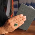 انگشتر عقیق سبز نقره مردانه و زنانه طرح ستار متوسط + حرز امام جواد (ع) + آیت الکرسی - Image 3