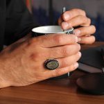 انگشتر عقیق مشکی نقره مردانه طرح ستار بزرگ + حرز امام جواد (ع) + آیت الکرسی - Image 4