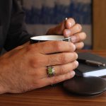 انگشتر زبرجد الماس تراش نقره مردانه دست ساز طرح قلم زنی نیستان - Image 4