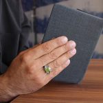 انگشتر زبرجد الماس تراش نقره مردانه دست ساز طرح قلم زنی نیستان - Image 3