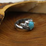 انگشتر فیروزه نیشابوری نقره مردانه دست ساز طرح قلم زنی رهنما - Image 2