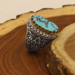 انگشتر فیروزه نیشابوری دست ساز نقره مردانه طرح قلم زنی فاخر فردین - Image 2