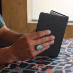 انگشتر فیروزه نیشابوری دست ساز نقره مردانه طرح قلم زنی فاخر فردین - Image 4