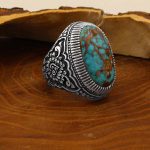 انگشتر فیروزه نیشابوری دست ساز نقره مردانه طرح قلم زنی فاخر ثامن - Image 2