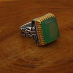 انگشتر عقیق سبز نقره مردانه طرح ثاقب + حرز امام جواد (ع) + آیت الکرسی - Image 3